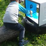 6ти летний сын помогает красить ульи :)